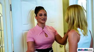 Tits iti kakaho con artist fakangalingali ko e he tits nui milfs runaway tamāhine, me te kitea e ia te whiwhi tona teen topanga huruhuru mitikia e tona stepmom