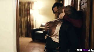 Любитель хочет заняться сексом с сексуальной риэлторшей Оса Лавли, а затем купит дом