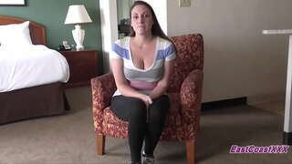 Velike Sise MILF je sranje i jebe dva momka u audiciju