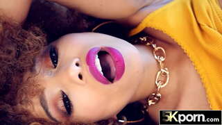 Büyük Göt Siyah bebek Sıçramalar üzerinde Horoz