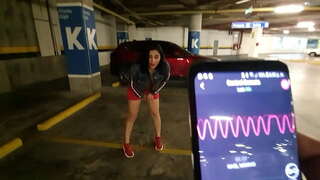 Cô gái ngón tay âm hộ của mình tại trung tâm mua Sắm bãi đậu xe