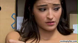 ���ღგზნებული ოფიცერი საბოლოოდ იღებს შანსს fuck ემილი უილისი დიდი