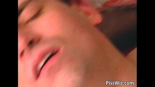 ���्रौढ सोनेरी कुत्री कोंबडा निराशेचा उदगार आणि मिळते