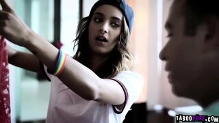 Chad hoda u familys kuću poklon u ruci čuti ga da uđe