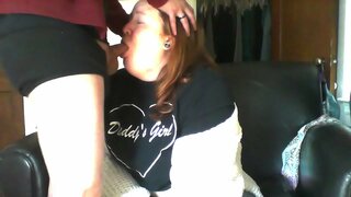 کسی نہ کسی طرح اپنے منہ میں سہ بڑا بوجھ