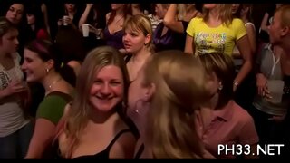 Hoeren schreeuwend in extase van de wilde groep sex met obers