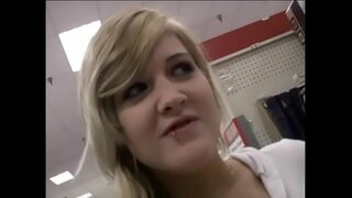 گرم ، شہوت انگیز کتیا ، سے محبت کرتا ہے کے لئے بہت بڑا ڈک لیتا ہے اس کے منہ میں